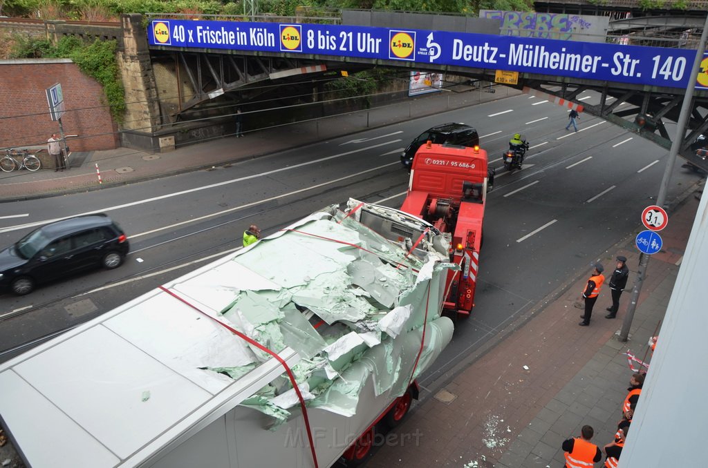 LKW blieb an Bruecke haengen Koeln Deutz Opladenerstr P176.JPG - Miklos Laubert